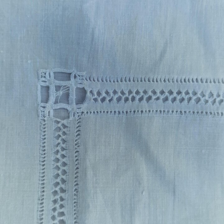 Antiker Kissenbezug aus Leinen mit handgesticktem Monogramm M, handgearbeitete Klöppelspitze, Perlmuttknöpfe, Ende des 19. Jahrh