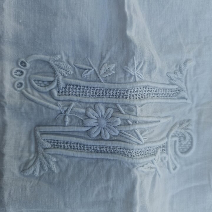 Antiker Kissenbezug aus Leinen mit handgesticktem Monogramm M, handgearbeitete Klöppelspitze, Perlmuttknöpfe, Ende des 19. Jahrh