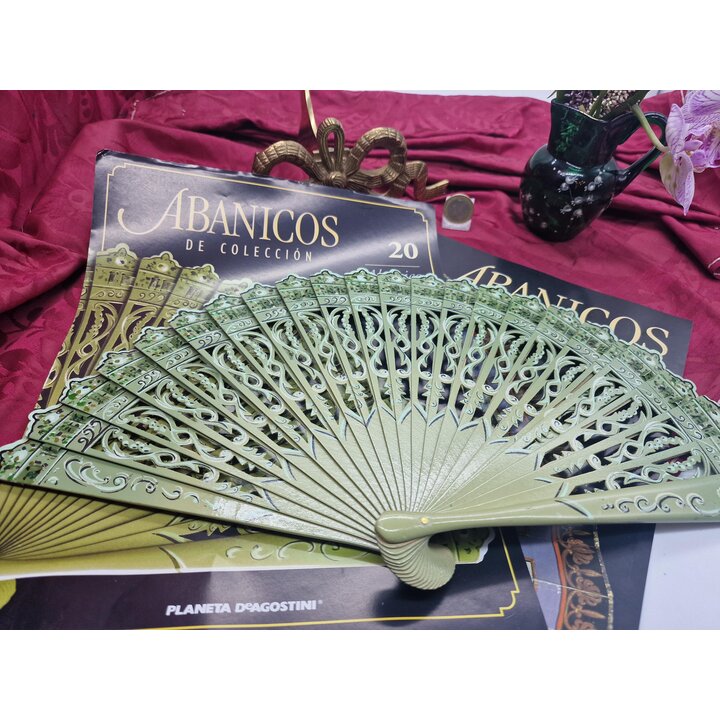 Set Ventaglio Vintage Planeta DeAgostini 2003 N 20 Maria de las Mercedes Ventaglio Legno Traforato con Rivista e Scheda
