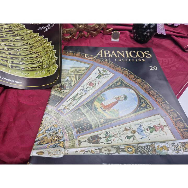 Conjunto Leque Vintage Planeta DeAgostini 2003 No 20 Maria de las Mercedes Leque Madeira Trabalhada com Revista e Ficha