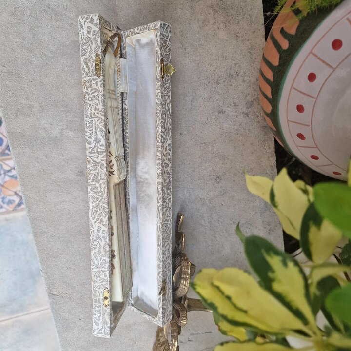 Éventail Pliant Antique F. Ucher, Soie Peinte à la Main avec Scène Galante et Paysage, Époque Victorienne Belle Époque, Avec Boî