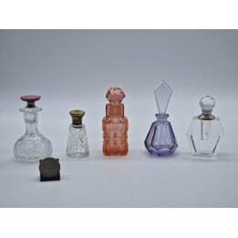 Paire de flacons de parfum édouardiens, cristal taillé et argent massif avec émail guilloché, poinçons de Londres, vers 1905