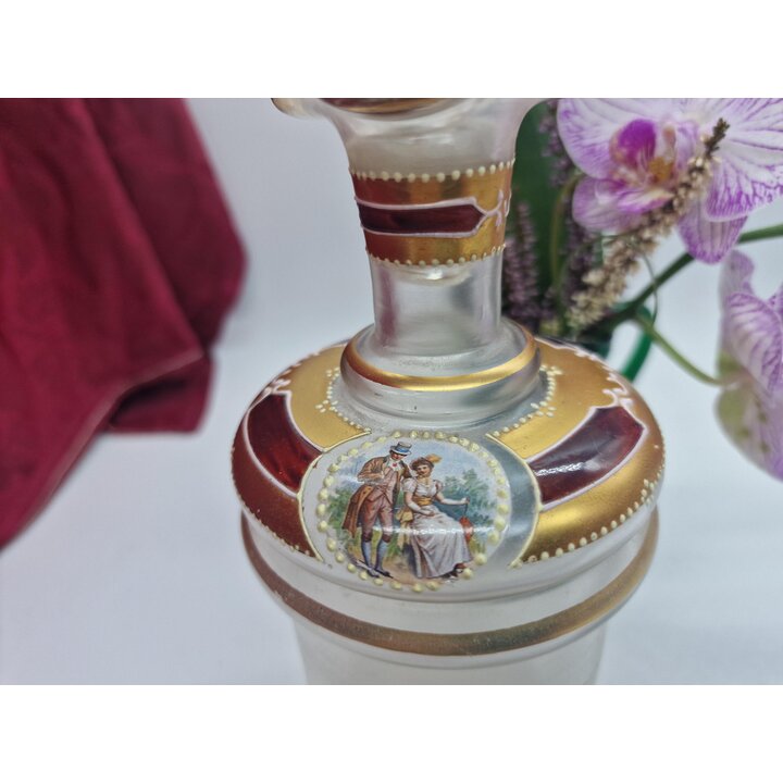 Decantador Antigo em Vidro da Boémia, Garrafa de Licor com Tampa, Vidro Fosco Pintado à Mão Cena Galante Ouro 500 ml, c1900