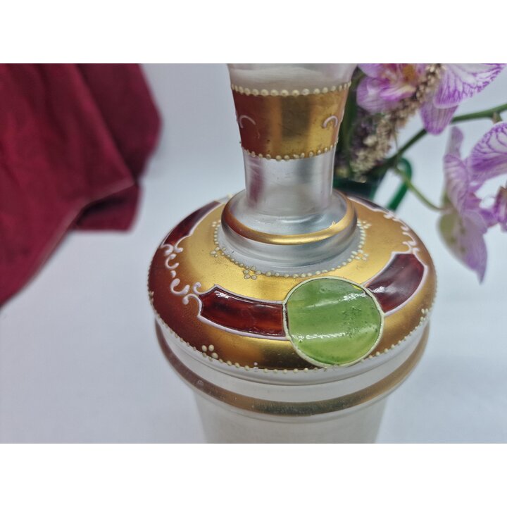 Decantador Antigo em Vidro da Boémia, Garrafa de Licor com Tampa, Vidro Fosco Pintado à Mão Cena Galante Ouro 500 ml, c1900