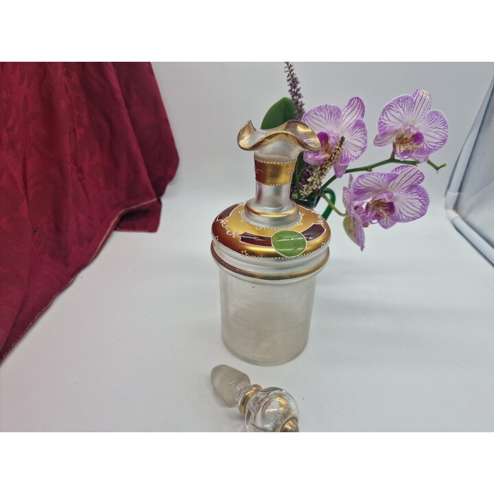 Decantador Antigo em Vidro da Boémia, Garrafa de Licor com Tampa, Vidro Fosco Pintado à Mão Cena Galante Ouro 500 ml, c1900