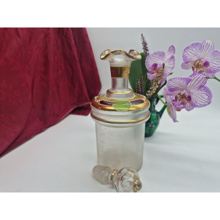 Decantador Antigo em Vidro da Boémia, Garrafa de Licor com Tampa, Vidro Fosco Pintado à Mão Cena Galante Ouro 500 ml, c1900
