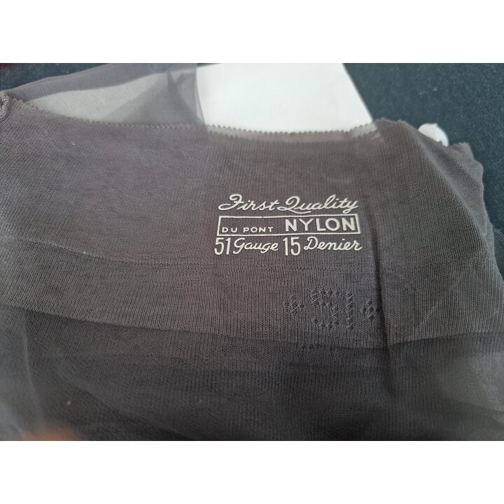 Vintage 1950er Sea Breeze Nahtstrümpfe Nylon, DuPont 51 Gauge 15 Denier Grau, Ungetragene Originalverpackung NOS
