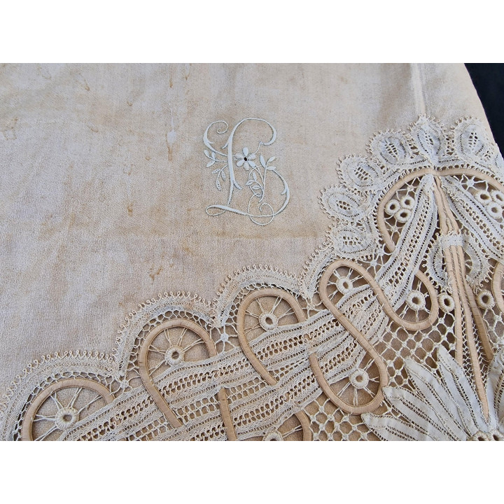 Toalla de Lino Antigua con Encaje y Macramé - Siglo XX