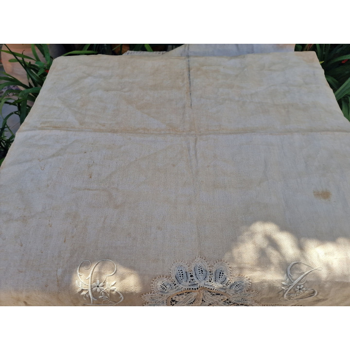 Toalla de Lino Antigua con Encaje y Macramé - Siglo XX