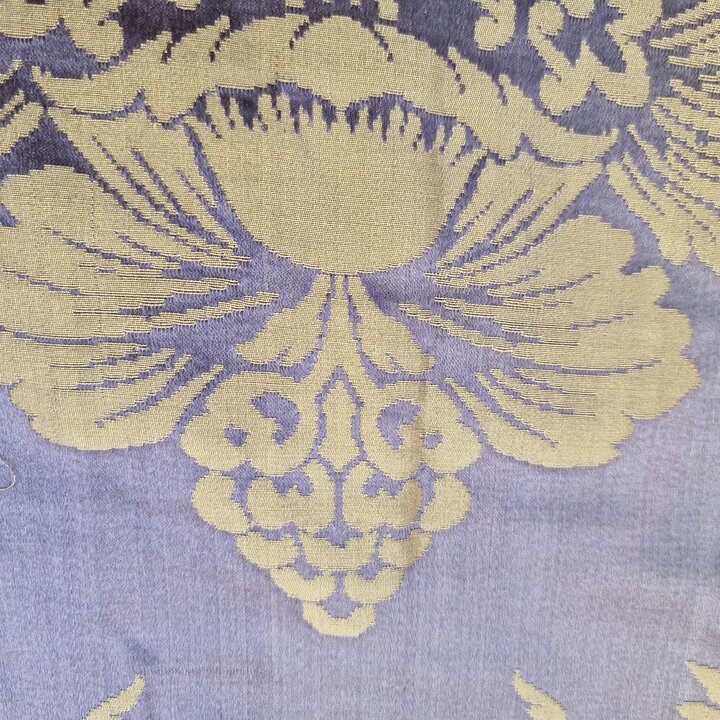 Pannello Antico in Damasco di Seta, Frammento di Tenda da Chiesa, Motivo Floreale Viola e Oro, 100x124 cm, XIX Secolo