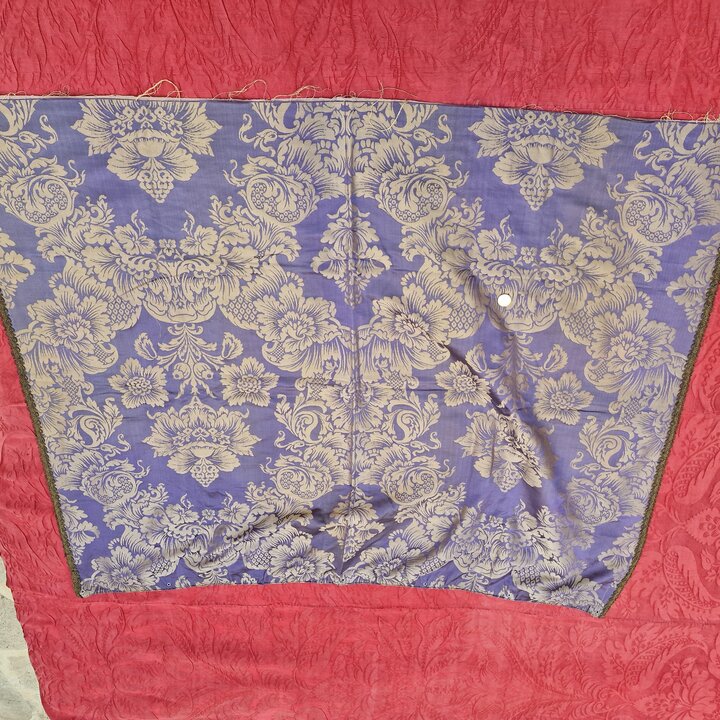 Panneau de Damas de Soie Ancien, Fragment de Rideau d'Église, Motif Floral Violet et Or, 100x124 cm, XIXe Siècle