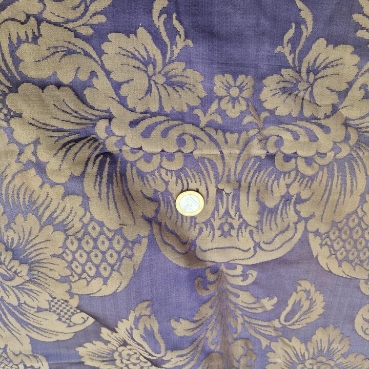 Panneau de Damas de Soie Ancien, Fragment de Rideau d'Église, Motif Floral Violet et Or, 100x124 cm, XIXe Siècle