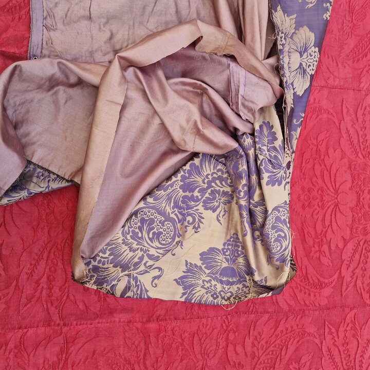 Panneau de Damas de Soie Ancien, Fragment de Rideau d'Église, Motif Floral Violet et Or, 100x124 cm, XIXe Siècle