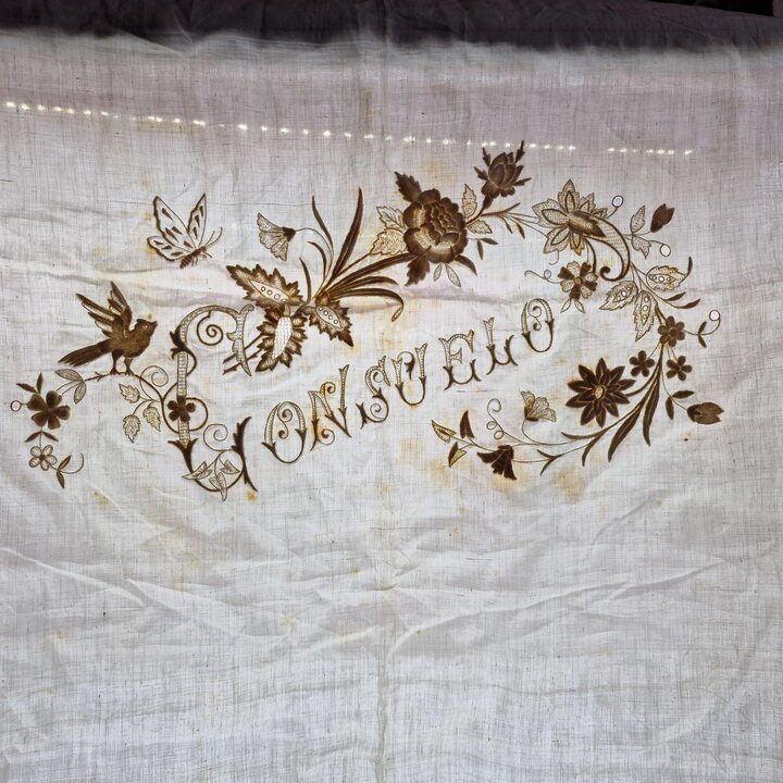 Antikes Besticktes Leinenpaneel, Mitgift Textilie, Aussteuer Stoff, Spanien, Handarbeit Weißstickerei, Name Consuelo, Vögel Schm