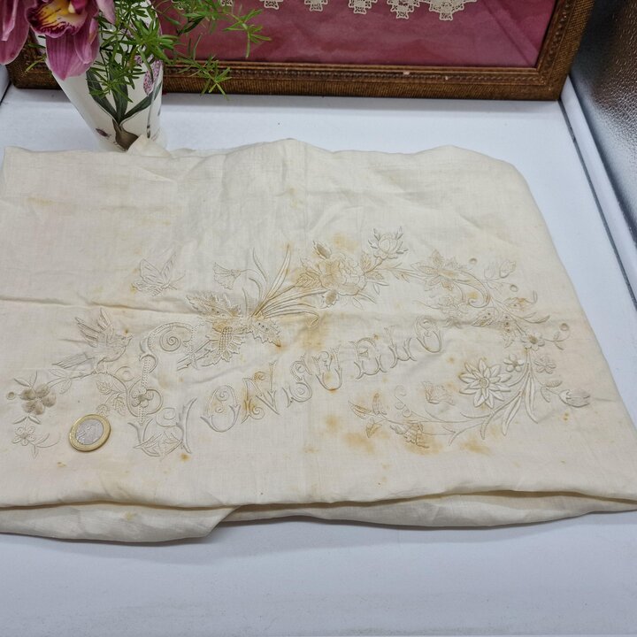 Antikes Besticktes Leinenpaneel, Mitgift Textilie, Aussteuer Stoff, Spanien, Handarbeit Weißstickerei, Name Consuelo, Vögel Schm