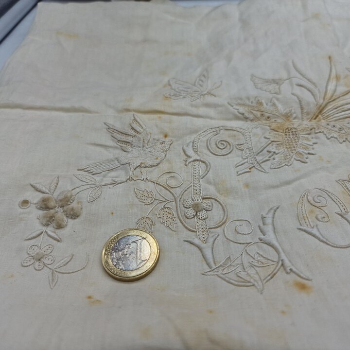 Antikes Besticktes Leinenpaneel, Mitgift Textilie, Aussteuer Stoff, Spanien, Handarbeit Weißstickerei, Name Consuelo, Vögel Schm