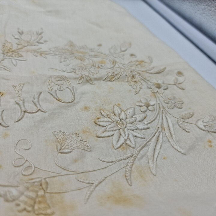 Antikes Besticktes Leinenpaneel, Mitgift Textilie, Aussteuer Stoff, Spanien, Handarbeit Weißstickerei, Name Consuelo, Vögel Schm