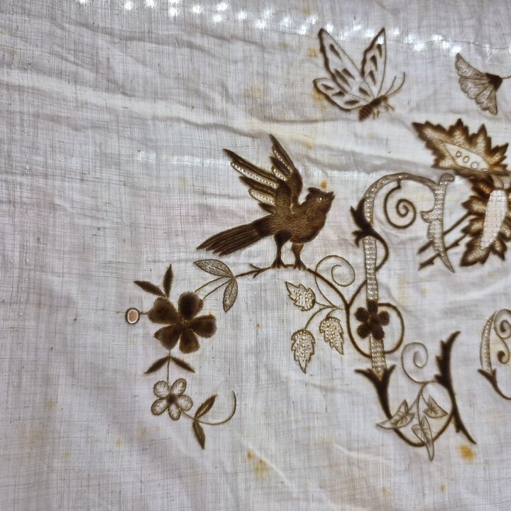 Antikes Besticktes Leinenpaneel, Mitgift Textilie, Aussteuer Stoff, Spanien, Handarbeit Weißstickerei, Name Consuelo, Vögel Schm