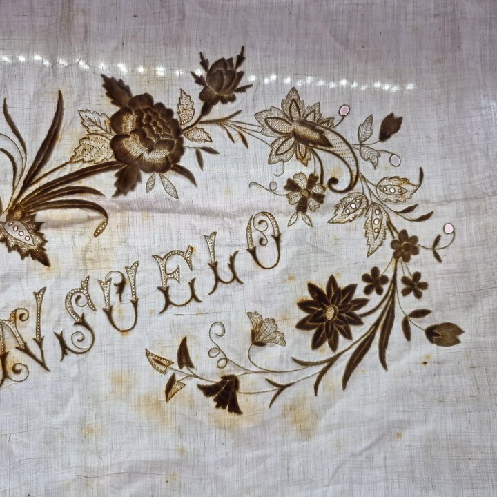 Antikes Besticktes Leinenpaneel, Mitgift Textilie, Aussteuer Stoff, Spanien, Handarbeit Weißstickerei, Name Consuelo, Vögel Schm