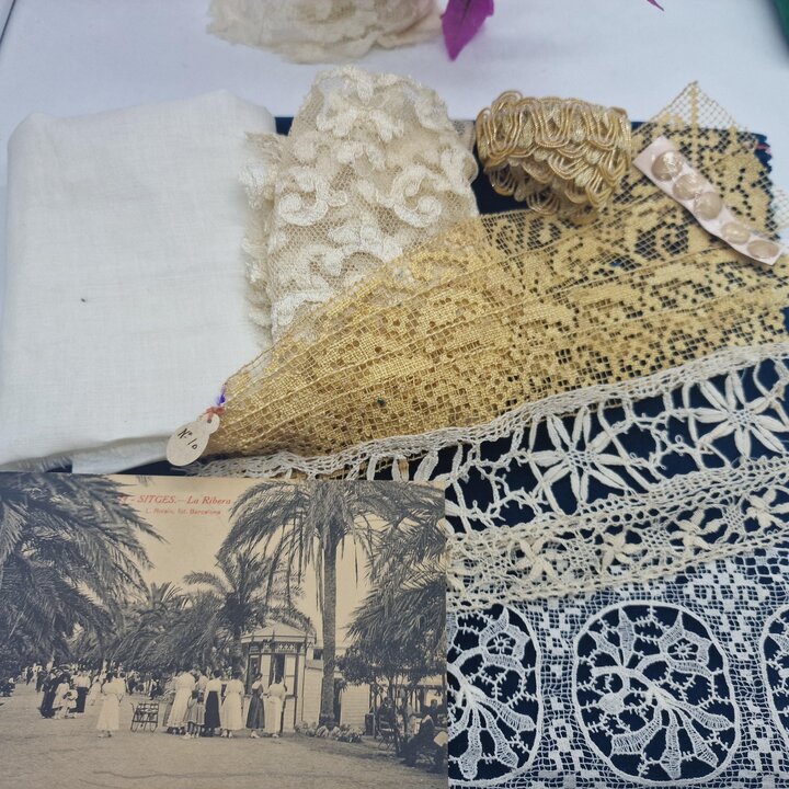 Kit Textile de Dentelle Antique avec Lin du XIXe Siècle et Mantille