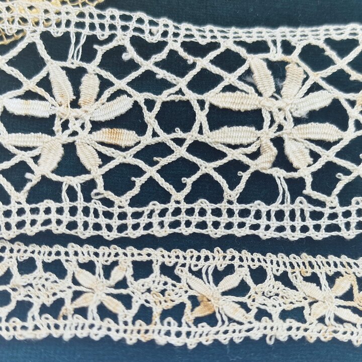 Antikes Spitzen Textilset mit Leinen aus dem 19. Jhdt und Seidenmantilla