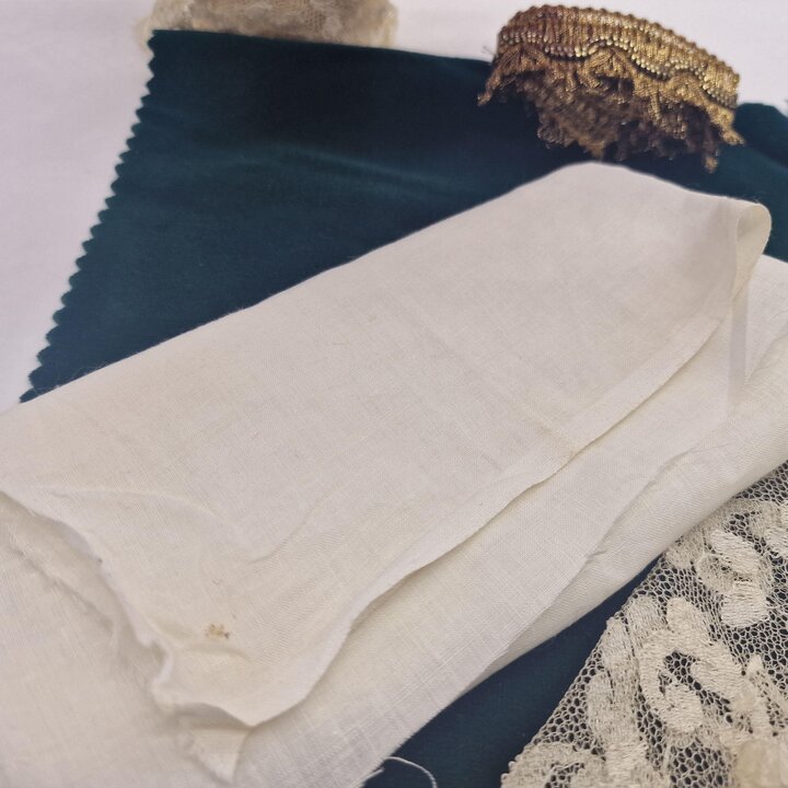 Antikes Spitzen Textilset mit Leinen aus dem 19. Jhdt und Seidenmantilla