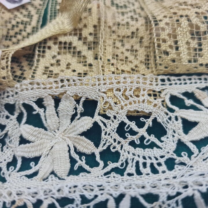 Kit Textile de Dentelle Antique avec Lin du XIXe Siècle et Mantille