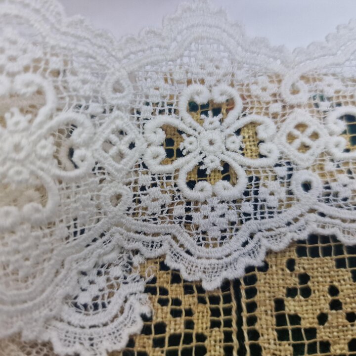 Antikes Spitzen Textilset mit Leinen aus dem 19. Jhdt und Seidenmantilla