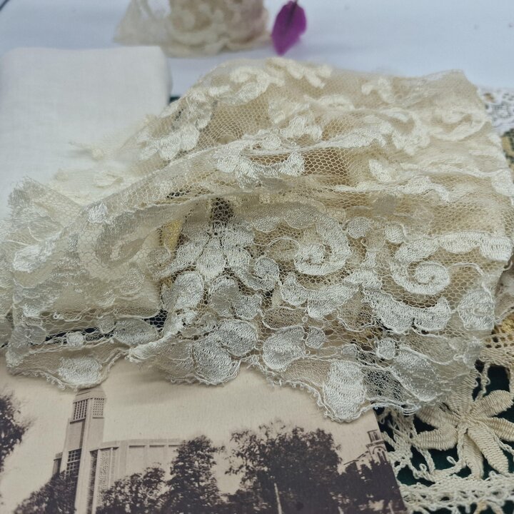 Kit Textil de Encaje Antiguo con Lino del Siglo XIX y Mantilla de Seda
