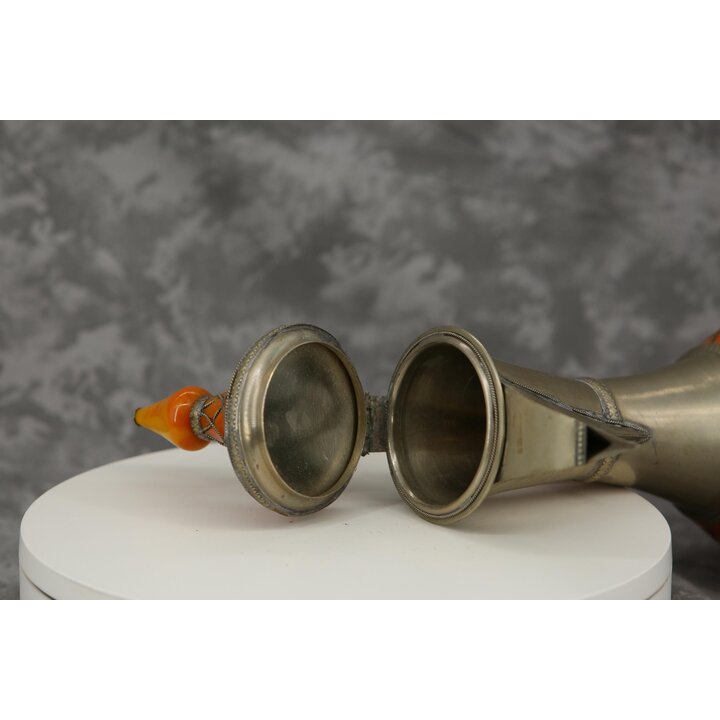 Marokkaanse Metalen Schenkkan, Vintage Berber Decoratieve Karaf met Oranje Hars Inleg, Noord Afrikaanse Kunst 20e Euw