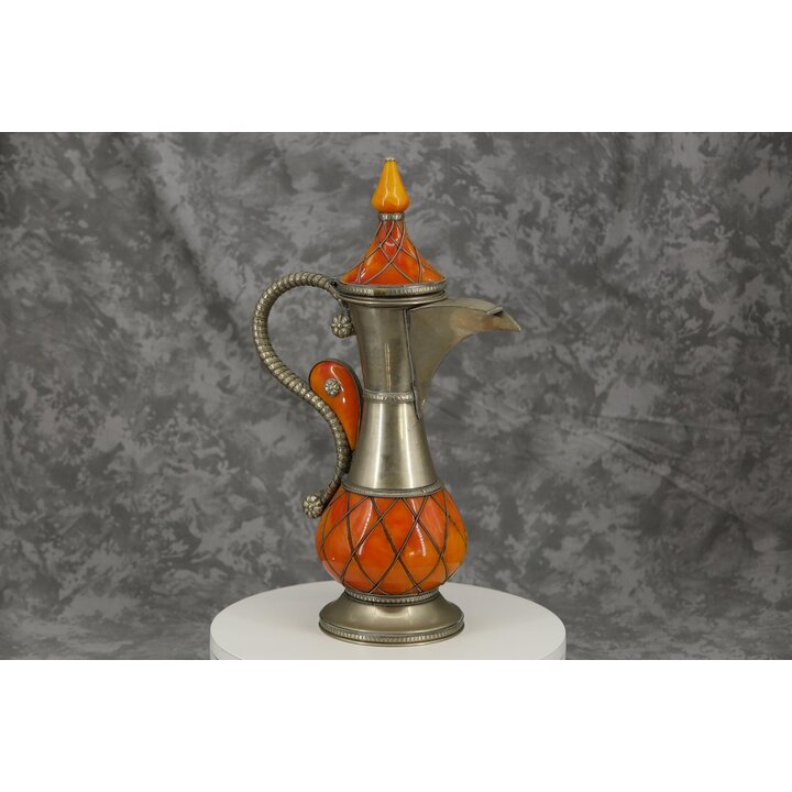 Brocca Orientale Marocchina in Metallo, Brocca Decorativa Berbera con Resina Arancione, Arte Nordafricana XX Secolo