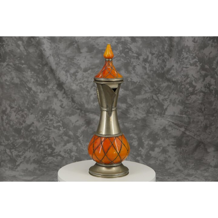 Brocca Orientale Marocchina in Metallo, Brocca Decorativa Berbera con Resina Arancione, Arte Nordafricana XX Secolo