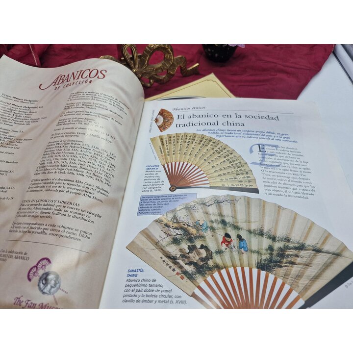 Hand Fan Catalina la Grande Planeta DeAgostini Issue 34, Dark Blue Gold Wood Fan with Booklet