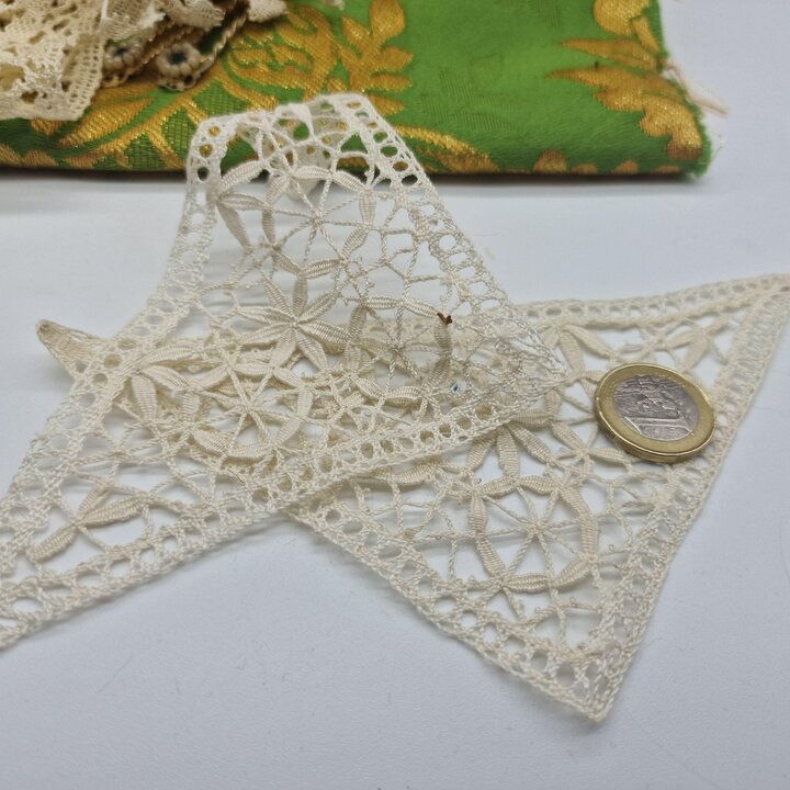 Lotto creativo vintage, tessuto jacquard, collezione merletti, dettagli dorati