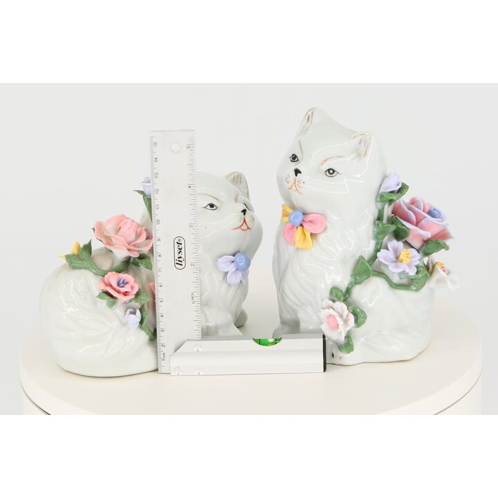 Coppia Gatti in Porcellana Vintage, Stile Capodimonte con Fiori in Ceramica Applicati, Sculture Feline Dipinte a Mano Anni 90
