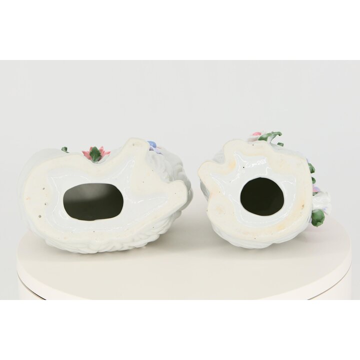 Coppia Gatti in Porcellana Vintage, Stile Capodimonte con Fiori in Ceramica Applicati, Sculture Feline Dipinte a Mano Anni 90