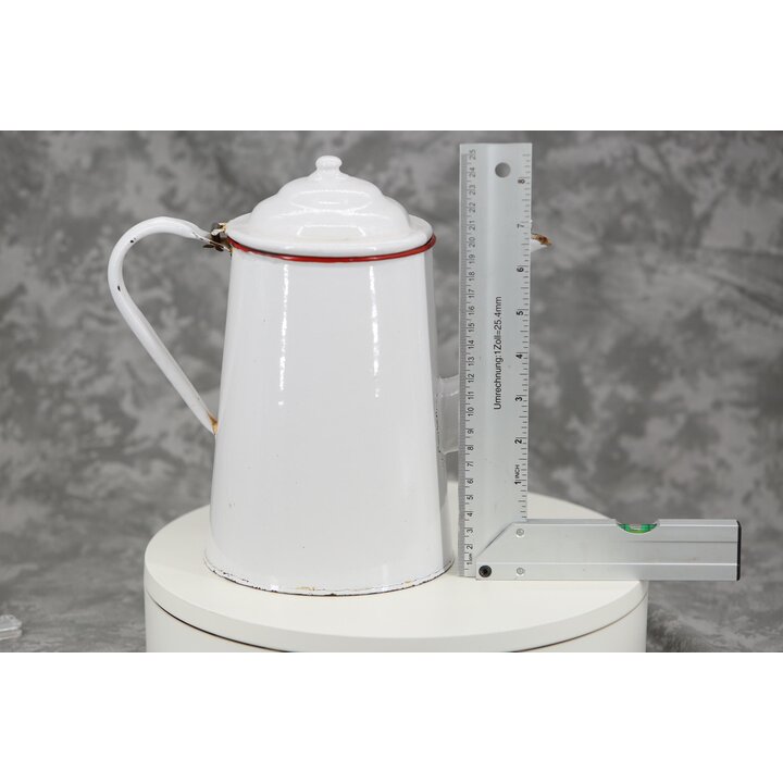 Cafetière en Émail Vintage Blanche avec Bord Rouge et Couvercle, Pichet Émaillé Rustique 2L, Décoration de Cuisine Brocante 25 c
