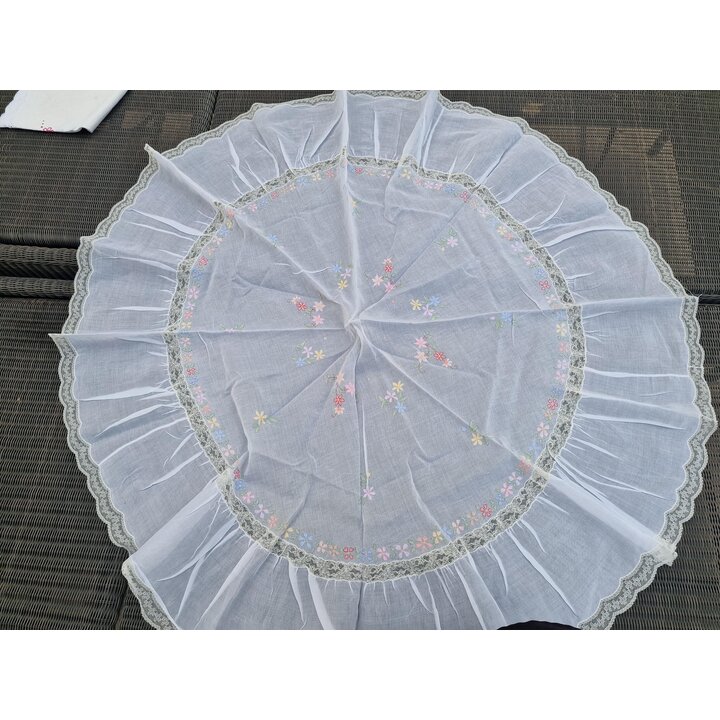 Runde Tischdecke, Organza Vintage, Blumen Stickerei, Spitzen Borde mit Volant, 130 cm, fuer 80 cm Tisch