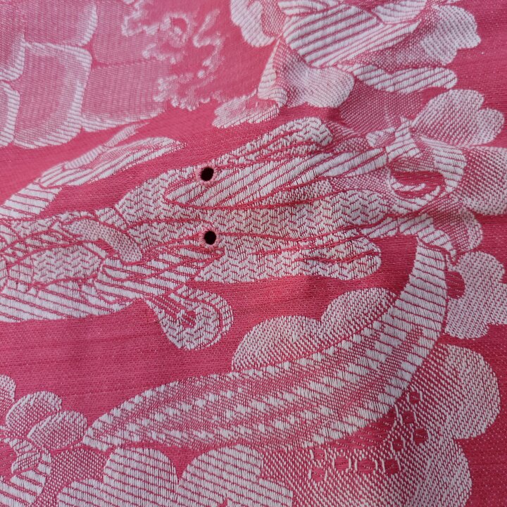 Spanischer Jacquard Vintage Stoff, Rosa Damast mit Ritter und Burg Motiv, 440x140 , Polsterstoff fuer Matratzenbezuege aus den 1
