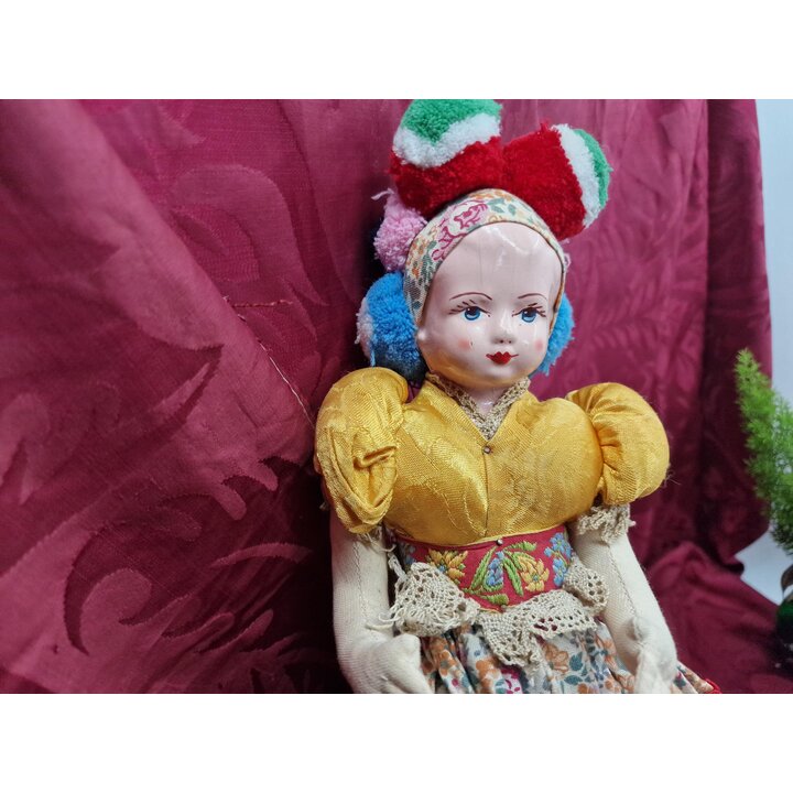 Boneca Vintage Folclórica Húngara 32 cm Anos 50, Cabeça de Composição Pintada à Mão Corpo de Pano Traje Matyó, Arte Popular Cole