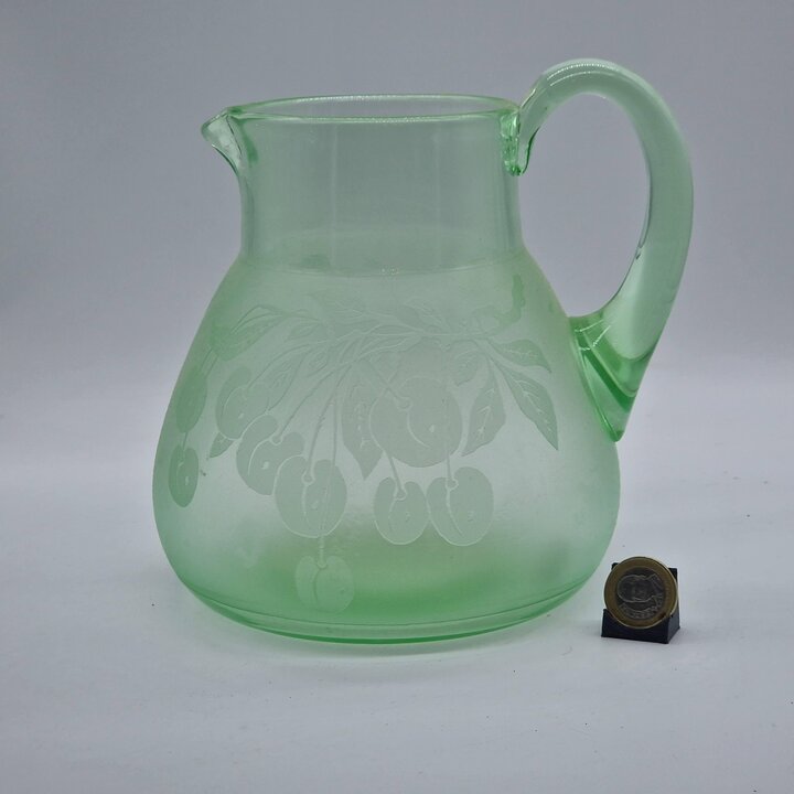 Brocca in Vetro all'Uranio Satinato con Motivo di Ciliegie Incise - Stile Art Déco - 16 cm