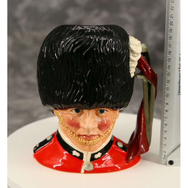 Dzbanek Royal Doulton The Guardsman (1986) - Kolekcjonerski