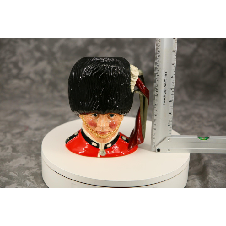 Dzbanek Royal Doulton The Guardsman (1986) - Kolekcjonerski