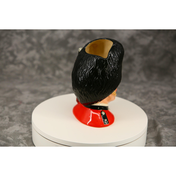 Jarra Royal Doulton The Guardsman (1986) - Coleccionismo