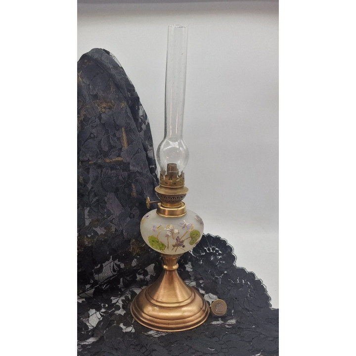 Antieke petroleumlamp met bloemendecor - Circa 1900