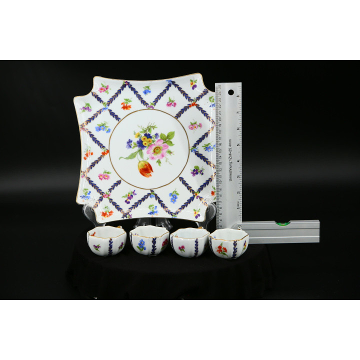 Set Porcellana Vintage: Piatto e 4 Mini Tazzine