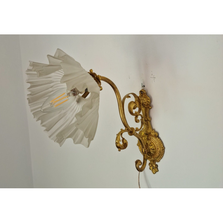 Antieke bronzen wandlamp met matglas, jaren 20-30