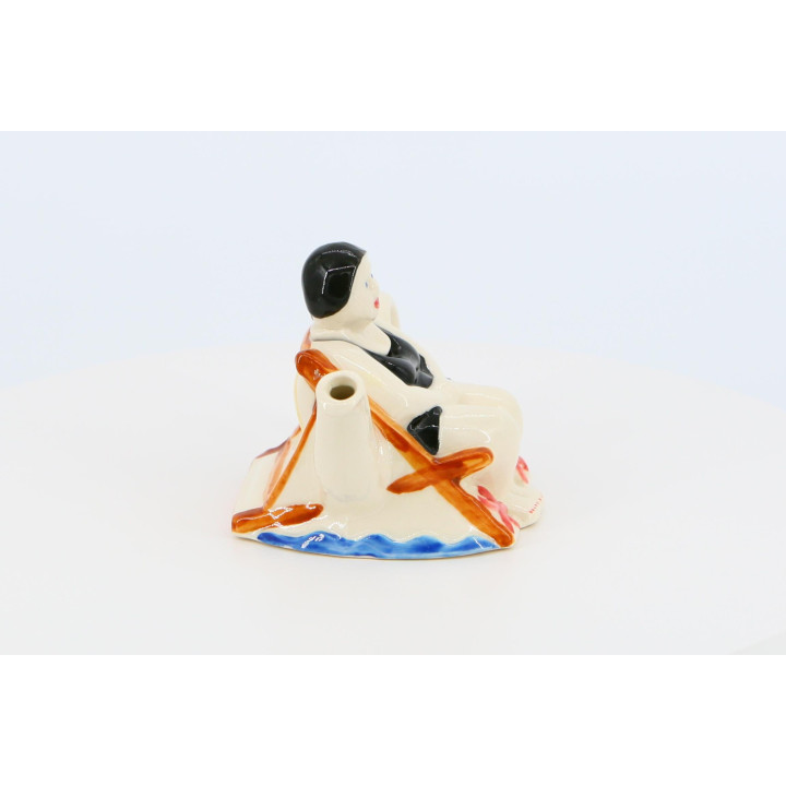 Tony Carter Miniatur-Teekanne Dame im Liegestuhl