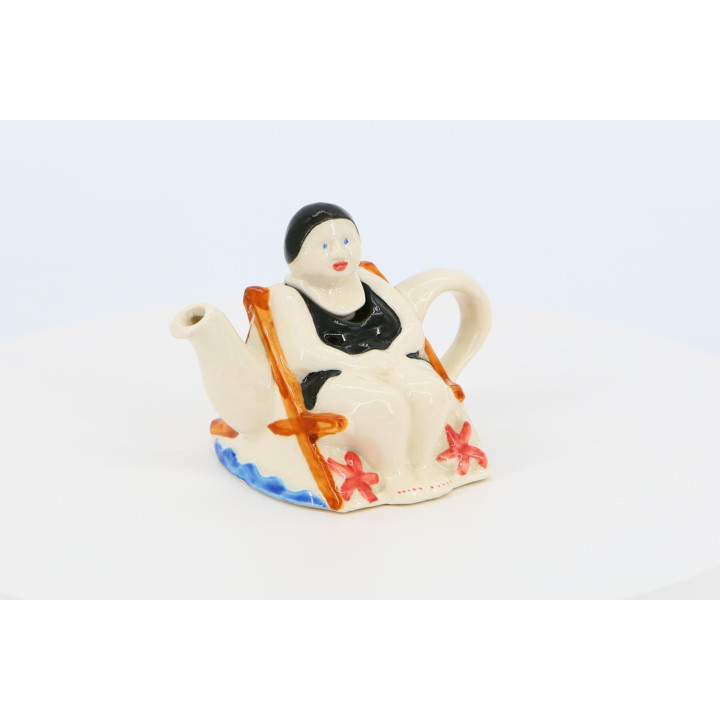 Tony Carter Miniatuur Theepot Dame in Strandstoel