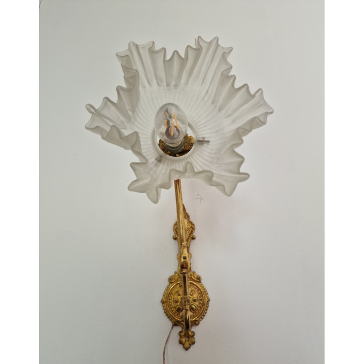 Antike Wandleuchte aus Bronze und Mattglas, 1920er Jahre